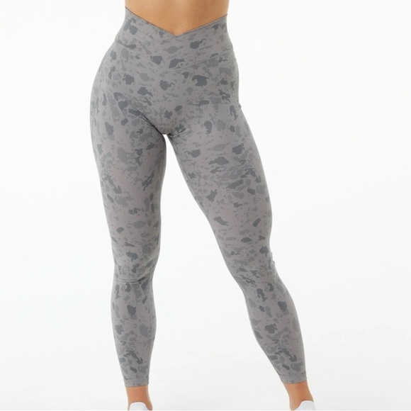 ALPHALETE SURFACE POWER LEGGING
Pebble Print Stone Grey Women's High Rise - Picture 1 of 9